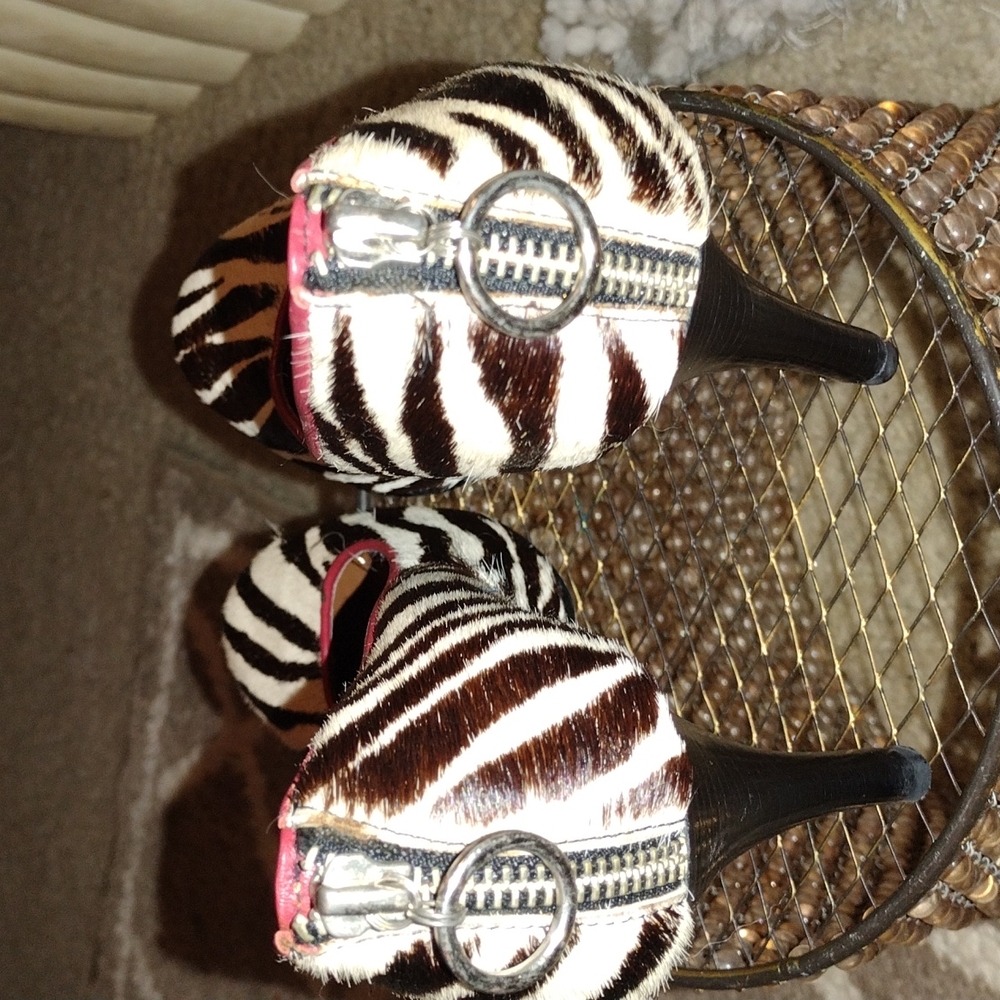 Zebra horse hair  trim in red new heels pumps. - Picture 4 of 10